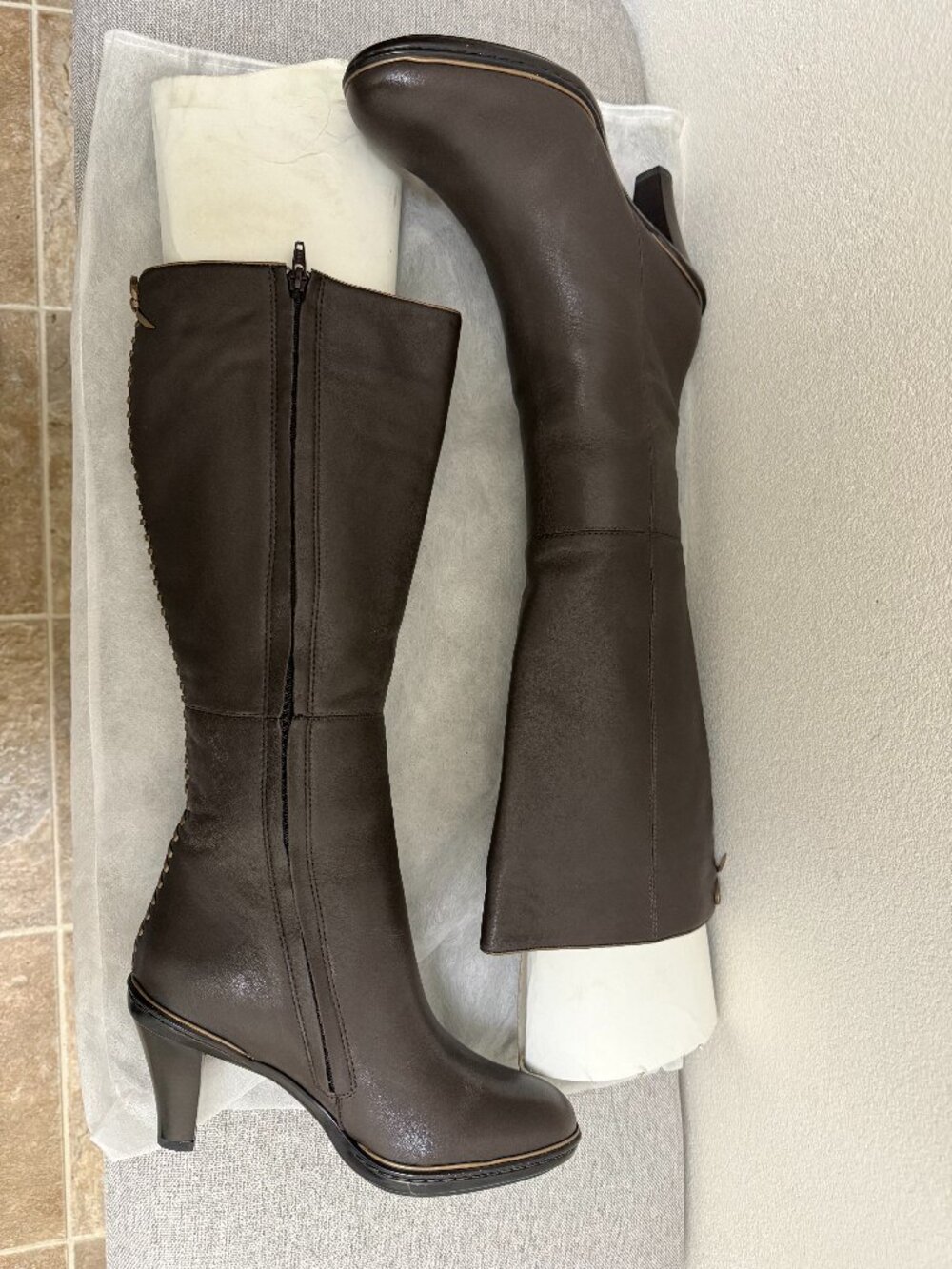 Sofft Dark Brown Leather Knee High Boots Whipstitch Back Bow Heel Size 6.5 NWT